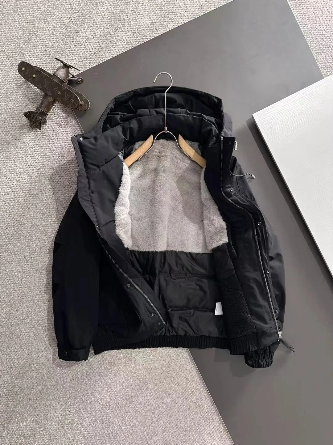 Two-day delivery time P960 Big Goose 🔥🔥 High-end customization 2025 winter official website's latest popular down jacket. Original custom-made hardware accessories for customers, all imported and original customization. Welcome to compare at the counter. Absolutely high quality. Use top-grade 90 white goose down. Super soft. Filled with fluffy and full feathers. Super heavy work. Fabric workmanship is excellent. The version is super perfect. Note⚠The fabric is super comfortable. Exclusive model. High-end quality. A must-have warm and protective artifact in winter. Size: M-3XL